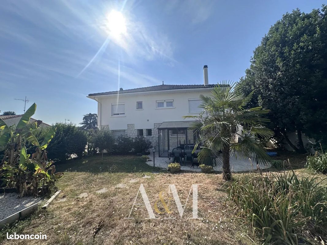 Maison 8 pièces 226 m² · à Angoulême · 226 m² · 273 000 €