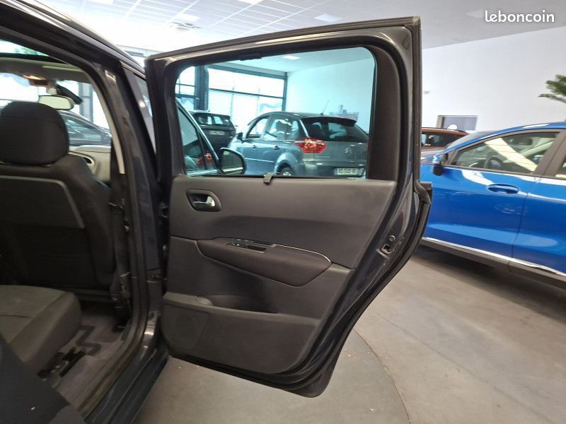 Peugeot 5008 1.6 hdi 112 ch Boite Auto Allure 7 places / GPS / toit pano / Radar AV et AR / (image 30)