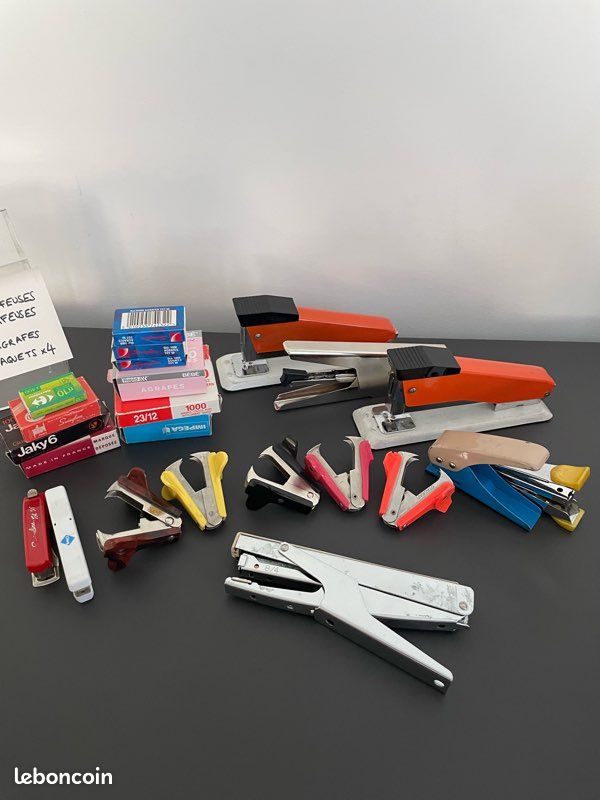 Grand lot de fournitures de bureau : Agrafeuses et accessoires (image 1)
