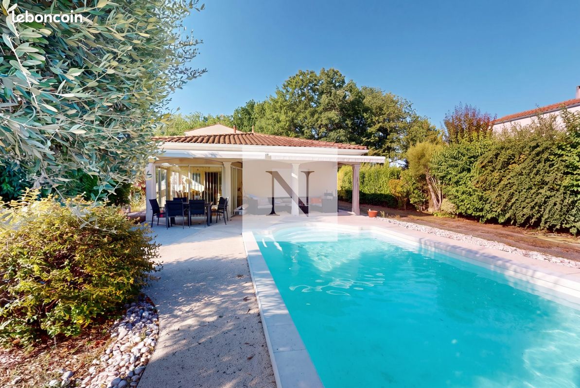 Maison 6 pièces 218 m² · à Saintes · 218 m² · 425 000 €