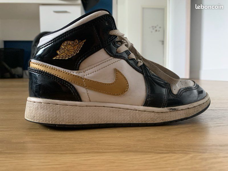 Jordan Mid patent noir, blanc et doré Chaussures