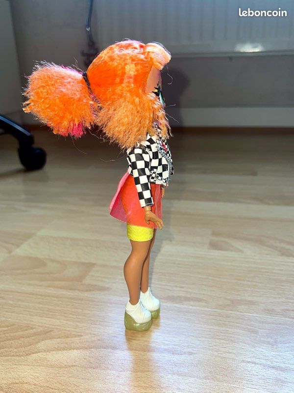 Poupée LOL multicolore et damier (image 3)
