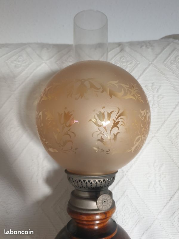 Lampe à pétrole électrique avec pied en bois et globe en verre gravé (image 2)