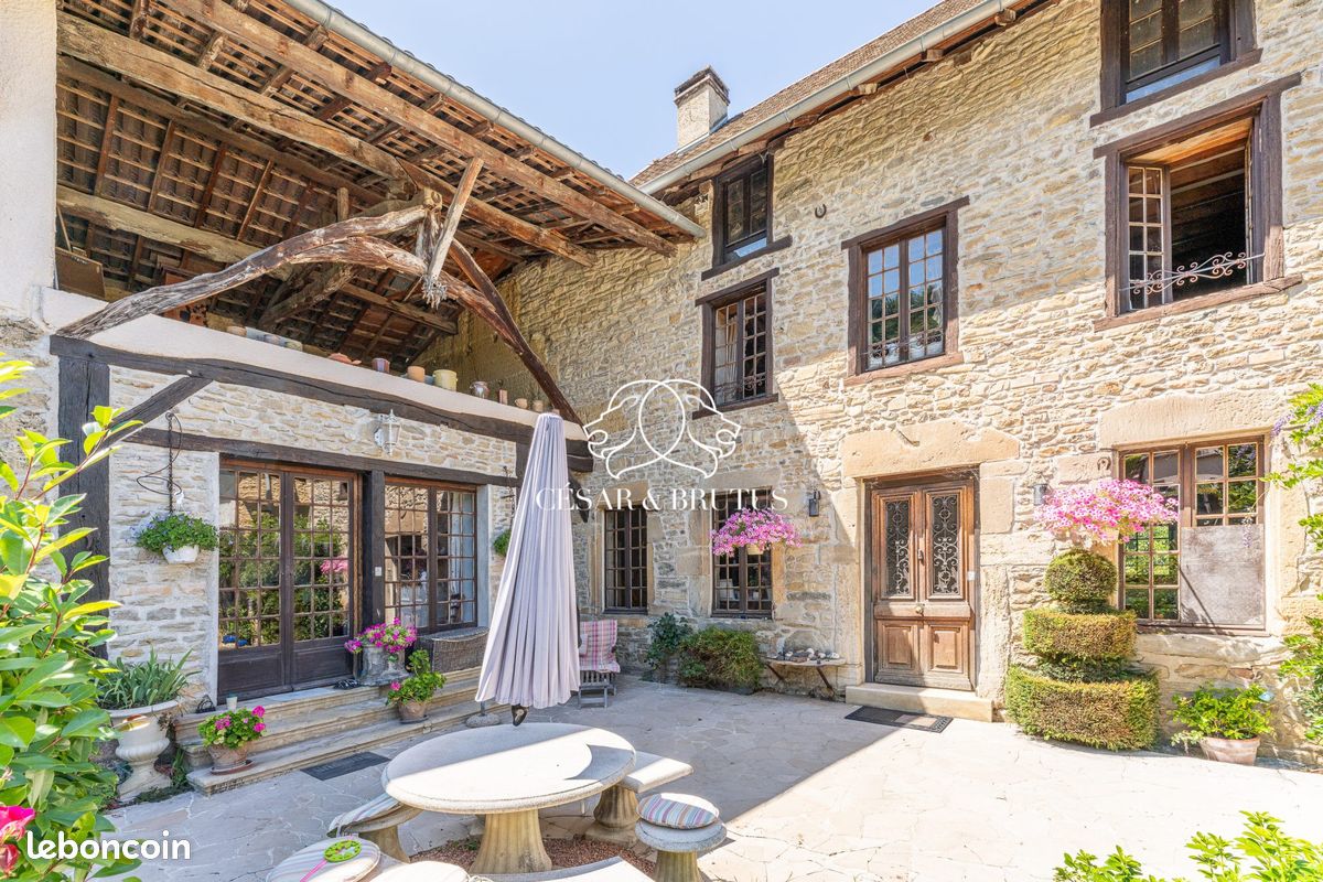 Maison 7 pièces 218 m² · à Maubec · 218 m² · 635 000 €