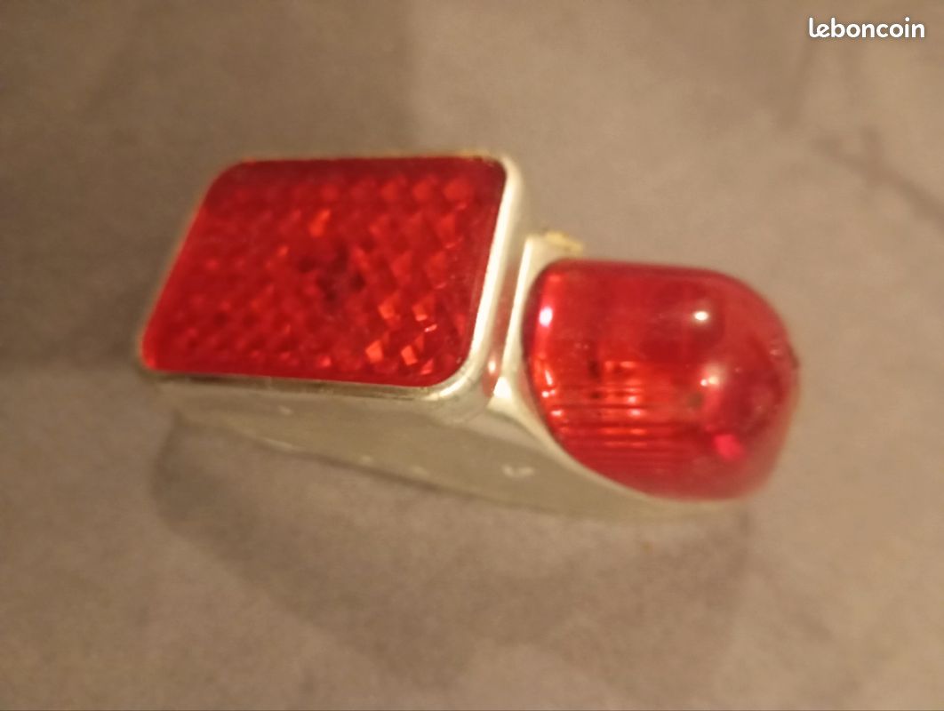 Achetez des Ikzi Feu Arrière + Catadioptre 5 LED 80mm - Rouge/Noir chez HBS