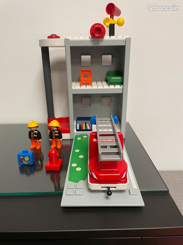 Playmobil 123 caserne pompier et Playmobil 123 grande ferme 6750