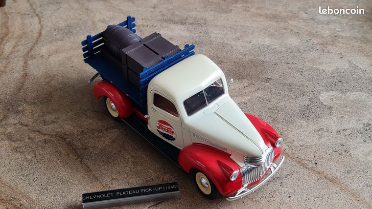 1/18 Chevrolet Pick-Up Rouge & Noir 1946 Solido Prestige