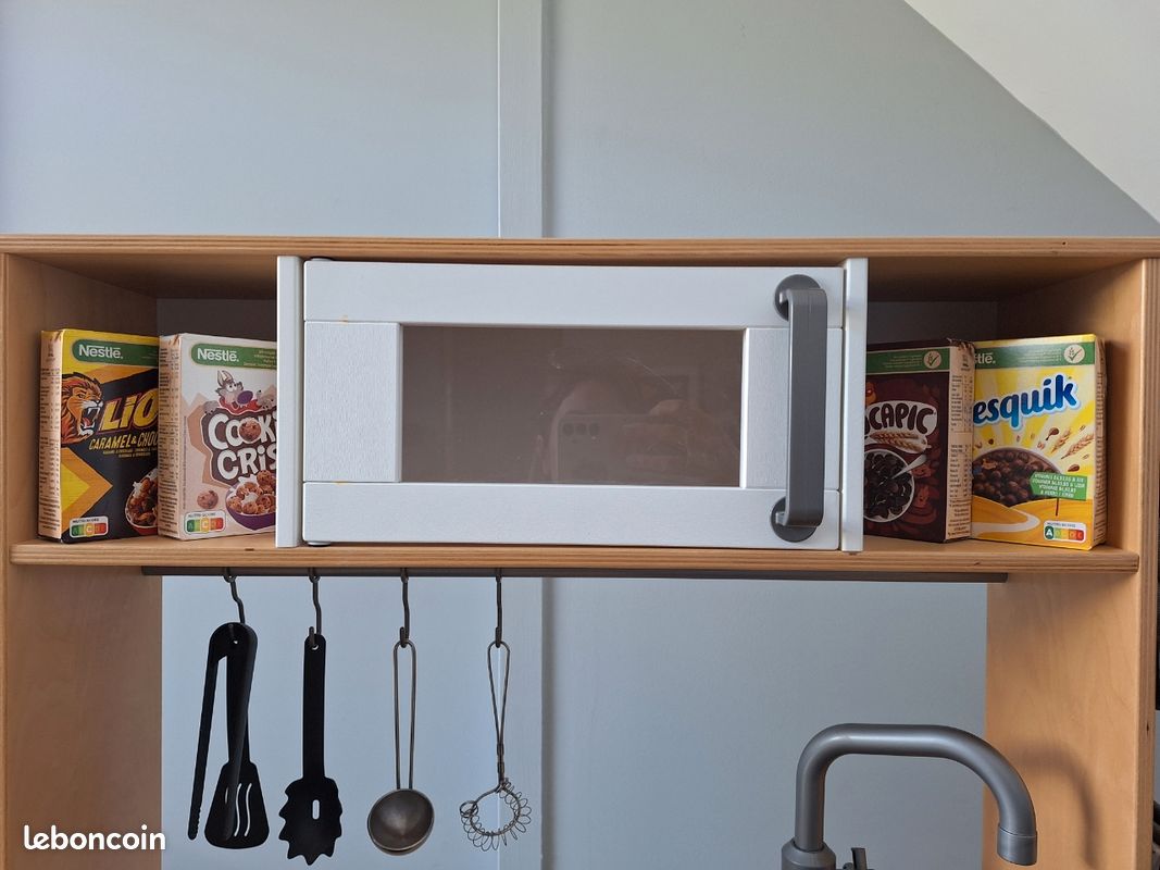 Cuisine/dînette en bois toute équipée (image 7)