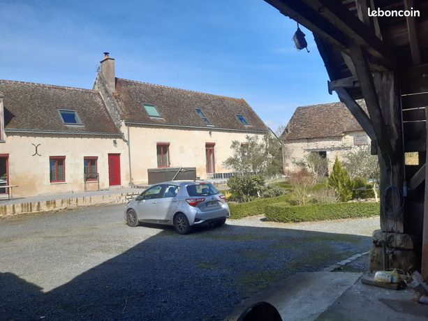 Corps de ferme (Trois bâtiments et une grange) sur grand terrain au calme