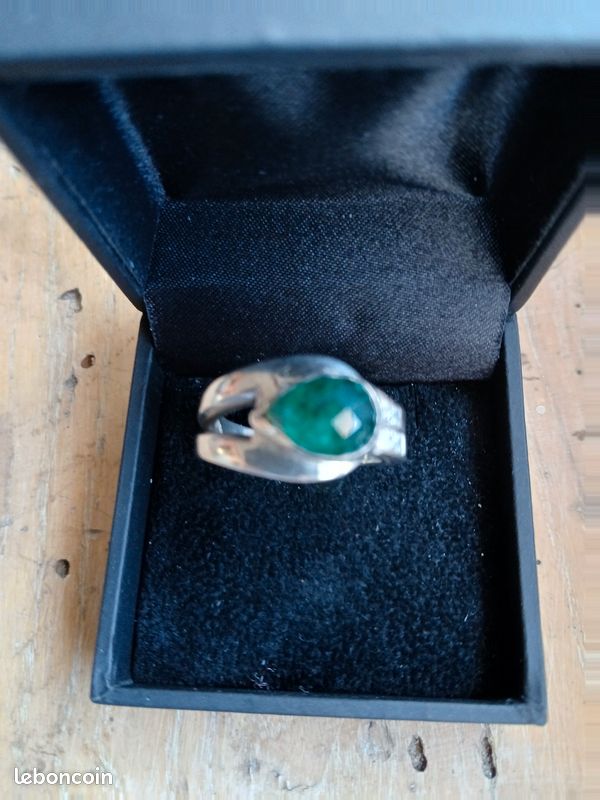 Bague argent sertie d,une magnifique émeraude taillée d,environ2,5 carats , cédé 450 euro , à débatre raisonnablemét ? (image 2)