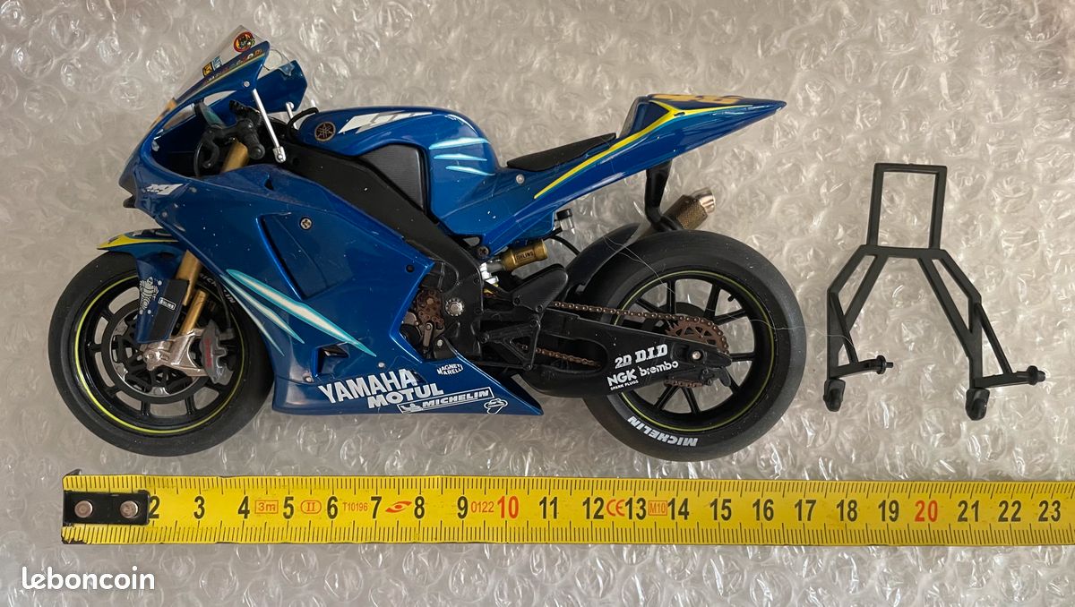 Modèle de moto de compétition GP Yamaha n°46 (image 5)