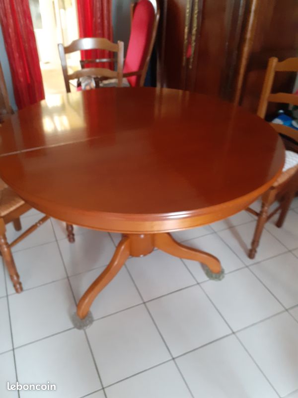 Table ronde et chaises (image 1)