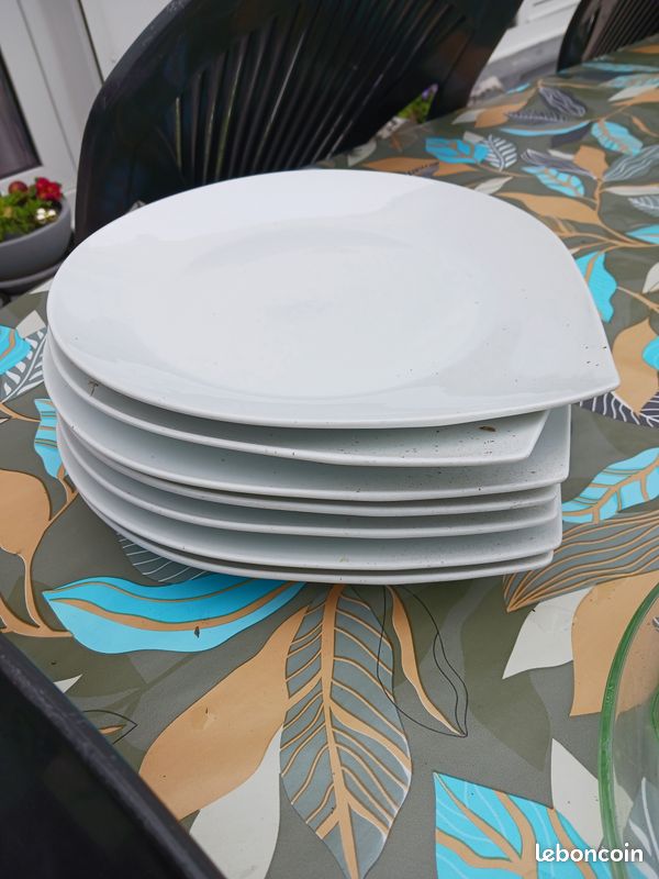 Assiettes blancheset autres à déssert à avocats (image 1)