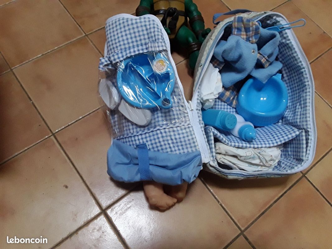 Poupon 35cm sac à dos avec accessoires et habits pas d'envoi (image 2)
