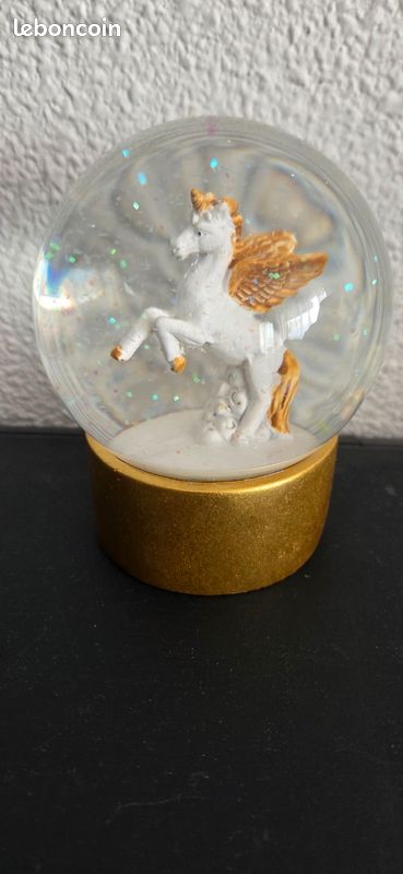 Boule à Neige Cerf Blanc – Boîte à Musique White Christmas, Socle Cuivré Doré Élégant 14 Cm