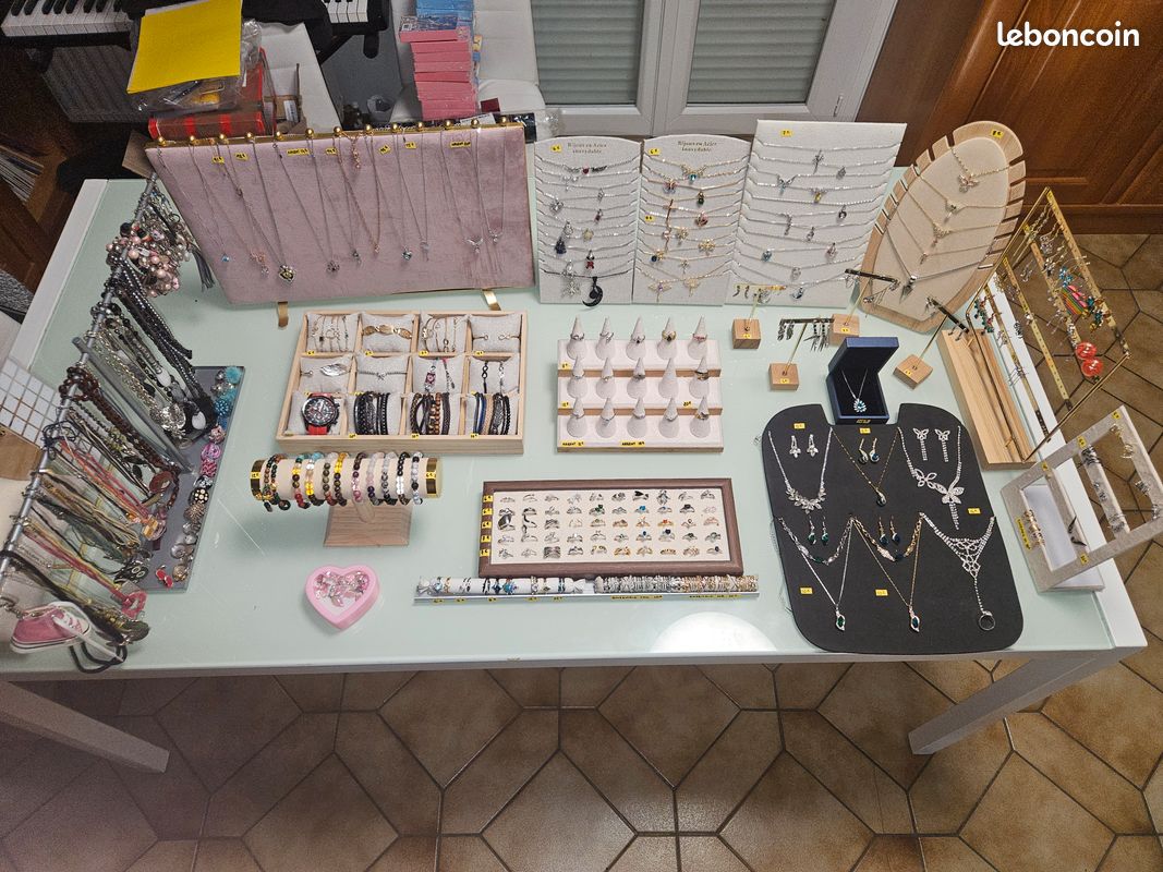 Lot Complet Bijoux Neufs + Stock + Présentoirs & Miroir – Bagues, Colliers, Bracelets, Montres, Parures, Fantaisie – Idéal Revente / Brocante / E-commerce / Marché / Foire / Salon (image 1)