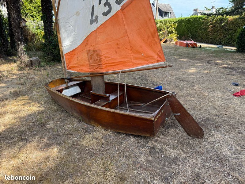 Optimist ancien en bois avec voile complète – joli bateau à remettre à l’eau (image 3)