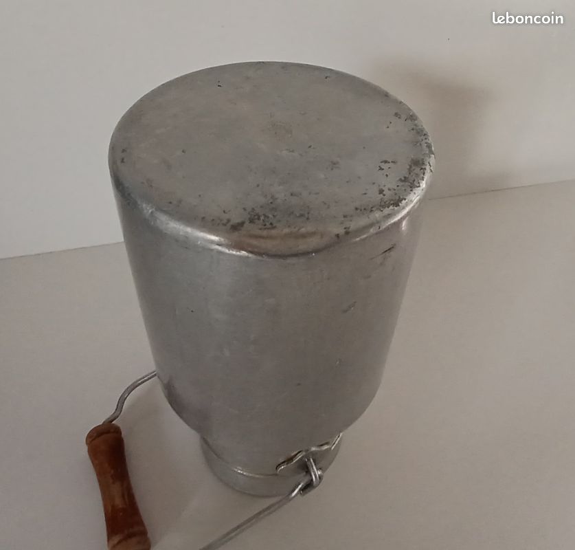 Casserole petite tournus unis France en aluminium et son couvercle 1950/1960 - Arts de la table