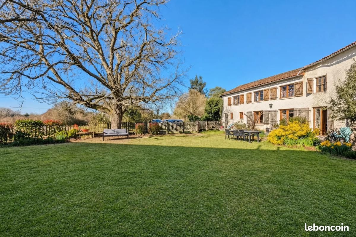 Maison 8 pièces 255 m² · à Les Adjots · 255 m² · 150 000 €
