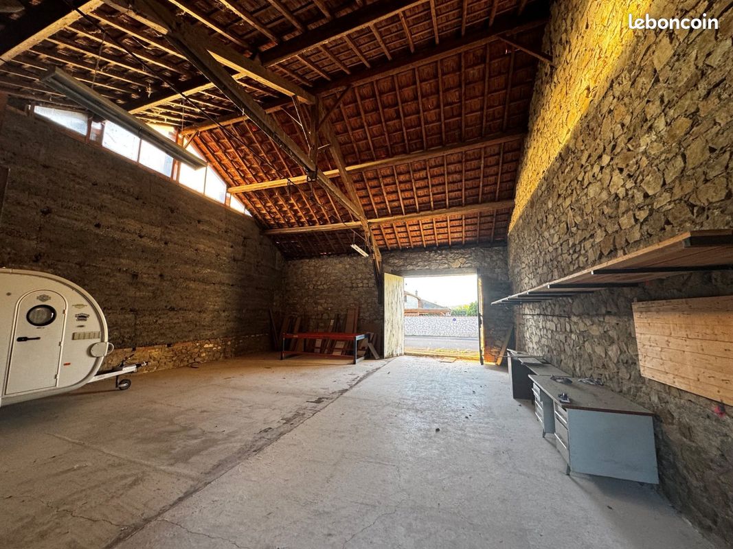 Parking 120 m² · à Sainte-Agathe-la-Bouteresse · 120 m² · 600 €/mois