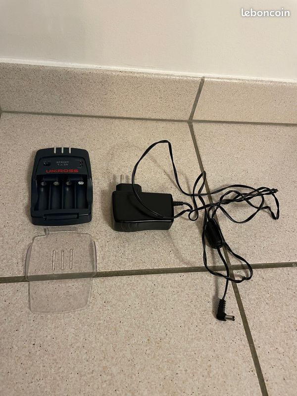 chargeur piles rechargeables Uniross Neuf Livré Avec 2 Piles AAA
