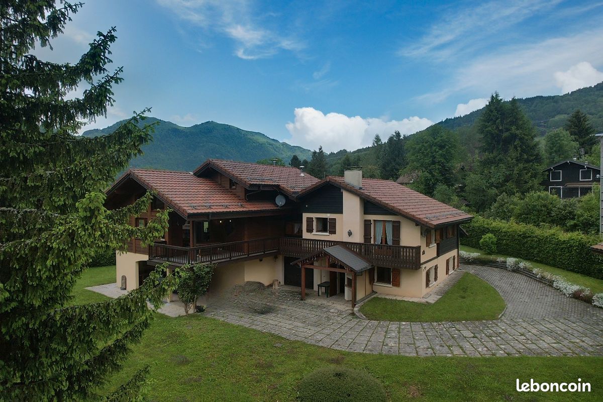 Maison 10 pièces 260 m² · à Mégevette · 260 m² · 650 000 €