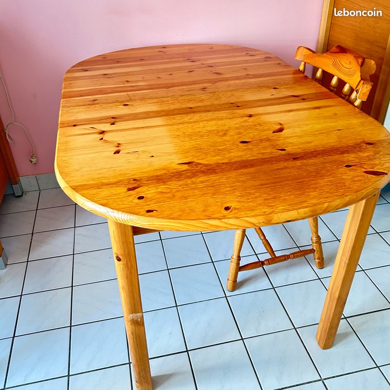 Table en bois et 4 chaises (image 1)