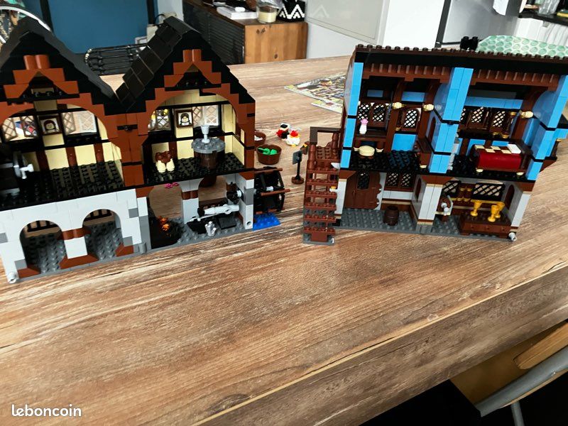 LEGO Castle 10193 : Medieval Market Village Castle (image 3)