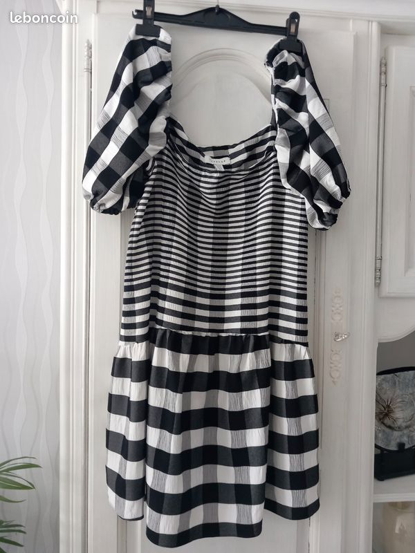 Robe rayée blanc et noir (image 1)