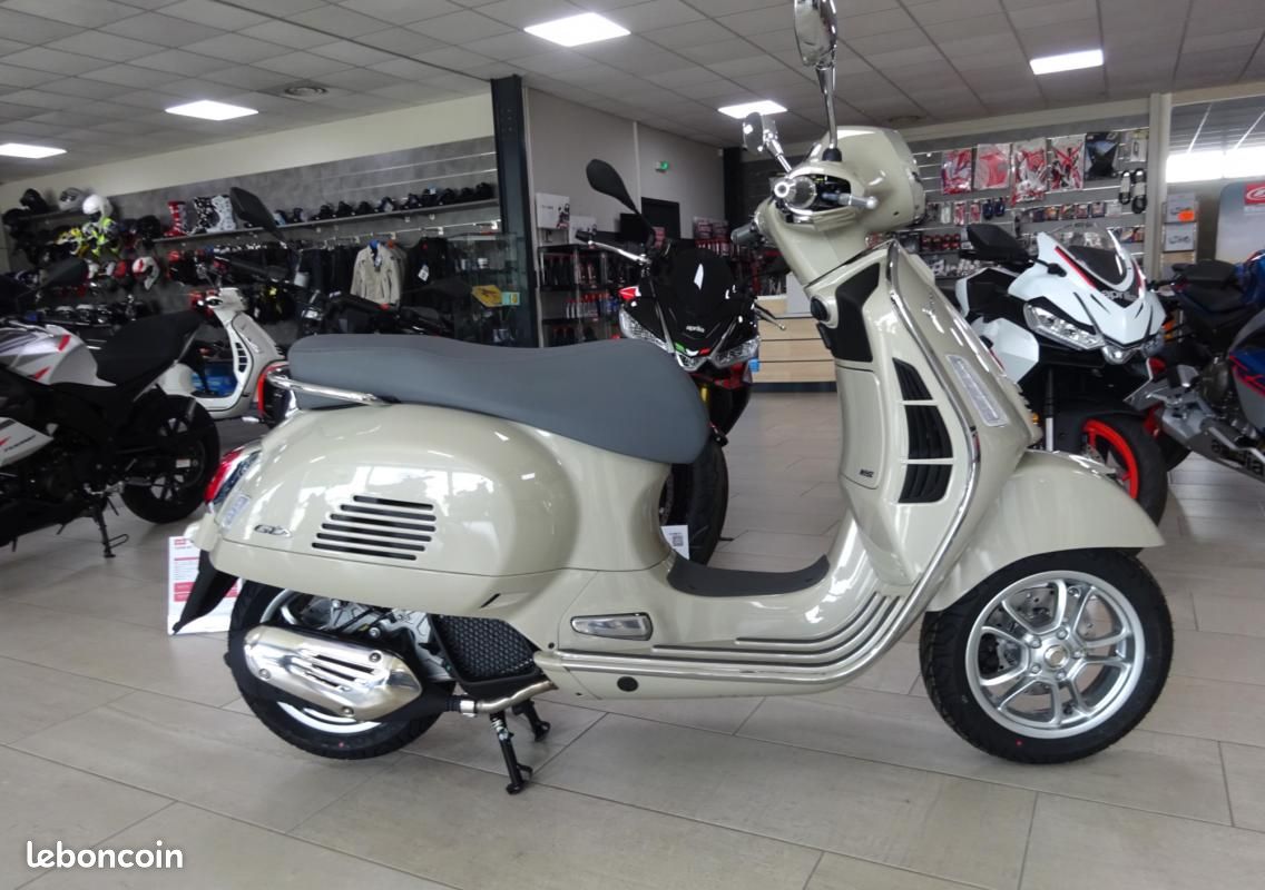 Piaggio VESPA GTS 125 GRIS / 600 Euros D'ACCESSOIRES D'ORI (image 1)