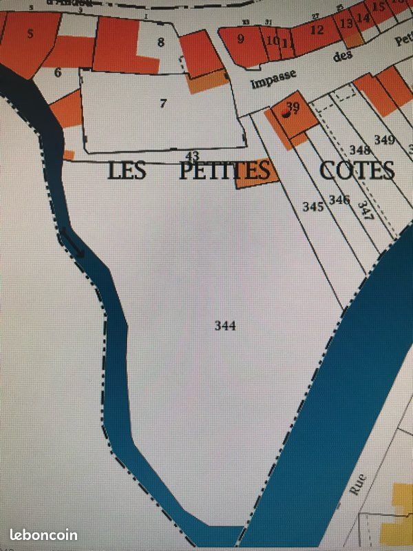 Terrain constructible + bâtis anciens · à Maringues · 59 900 €