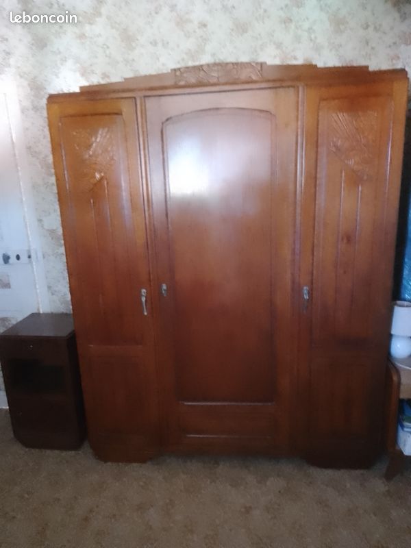 Armoire ancienne avec lit et table de chevet (image 1)