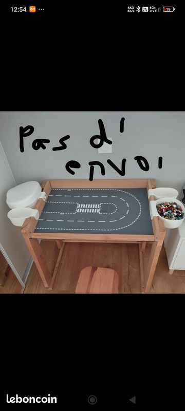 Table de lego, plaques , boîtes , tabouret.. (image 1)