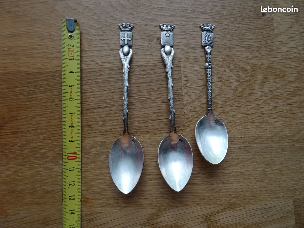 CUILLERE DE COLLECTION ECUSSON ARROMANCHES POINCON D' ORFEVRE : JM METAL ARGENTE ornementée sur les 2 faces Parfait état - Collection