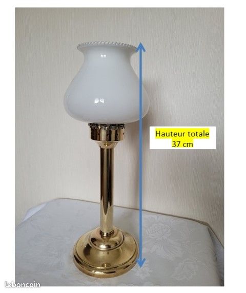 Ancienne lampe à pétrole avec abat-jour, à poser