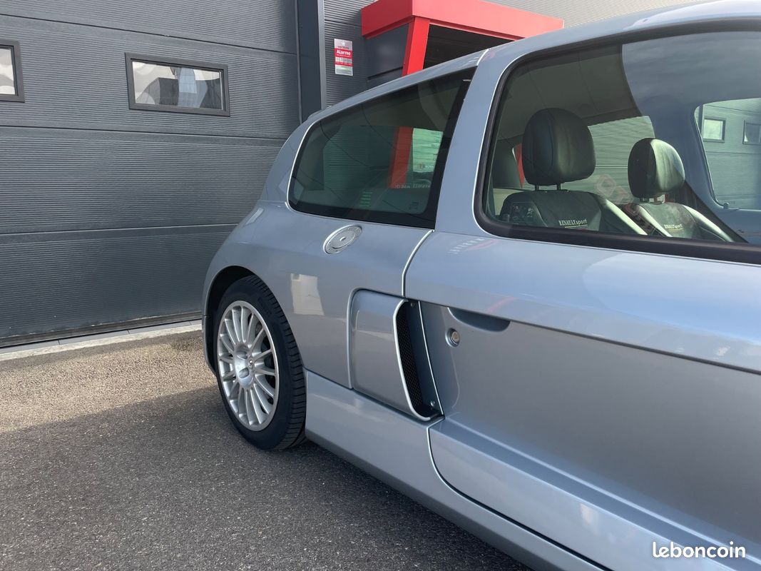 RENAULT CLIO 3.0 V6 Sport (image 12)