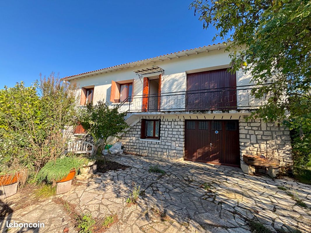 Maison 5 pièces 146 m² · à Saint-Romain-de-Benet · 146 m² · 165 000 €