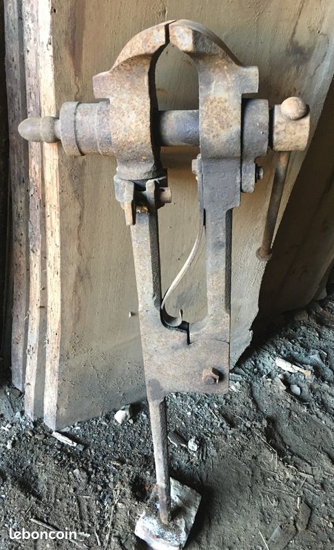Vente de 2 étaux de menuisier en fer forgé, sur pied (et à appliquer contre l'établi) (image 2)