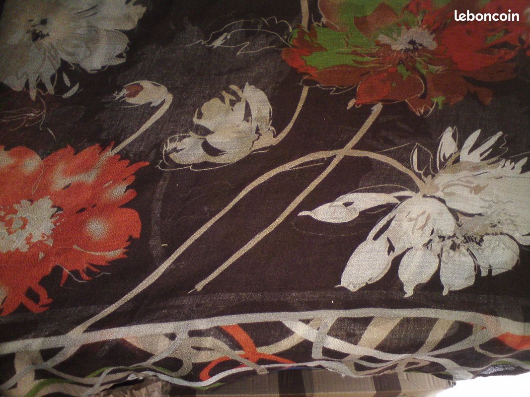 Etole ou Paréo Grand foulard Motifs multicolores de fleurs (beige, orange, vert, sur fond brun) (image 14)