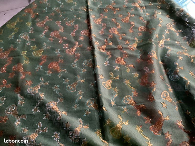 PETITE NAPPE NAPPERON verte décor de Noël doré (image 1)