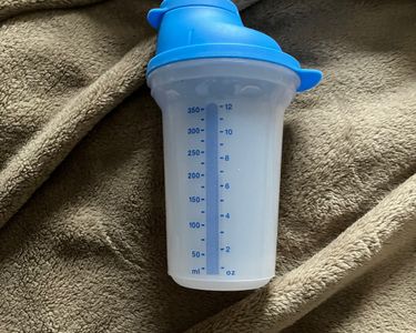 Shaker Tupperware Bleu Gradué 450 Ml – Avec Bec Verseur, D'occasion