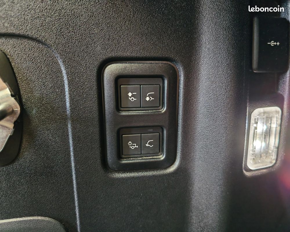 LAND ROVER DEFENDER 110 P400e PHEV BVA8 X-Dynamic - ORIGINE FRANCE- 1ER MAIN - BLACK PACK - MERIDIAN - CAM 360° - TOIT OUVRANT - PACK HIVER (image 32)