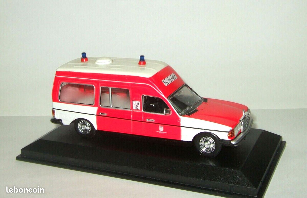 NOREV 1/43 plastique n° 257 - Mercedes Benz W123 Break Ambulance - Très bon état