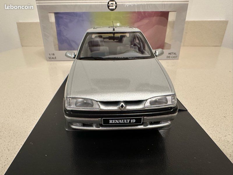 Miniature Renault 19 5p. Ph2 1994 argent Triple9 1/18