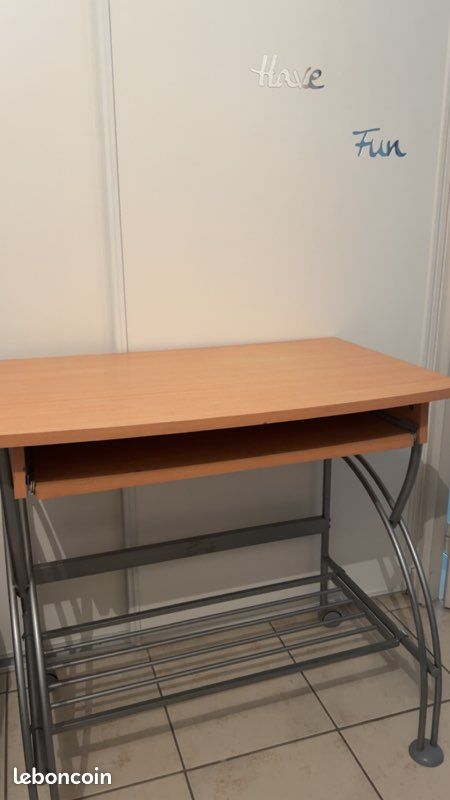 Bureau en bois et métal (image 1)