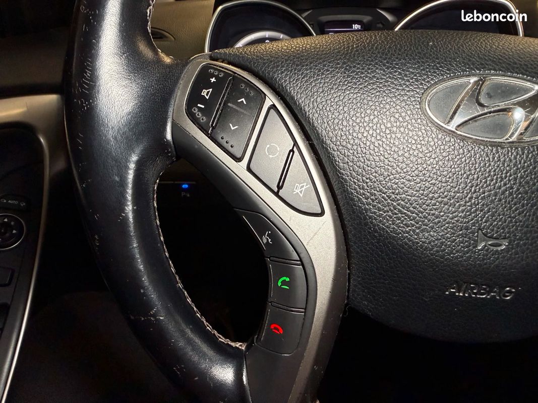 HYUNDAI i30 1.6 CRDi 128 Pack Premium TOIT OUVRANT / SIEGES CHAUFFANTS (image 19)