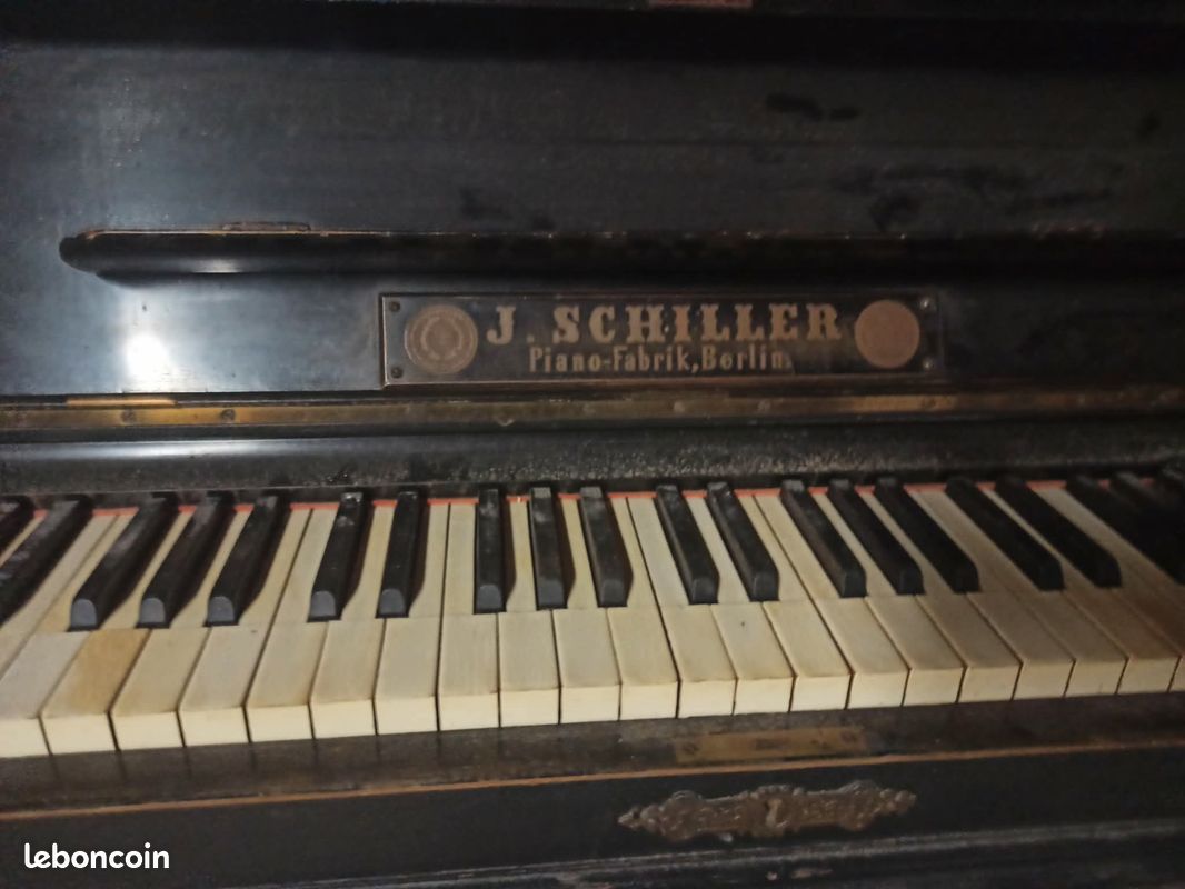 Piano droit Schiller (image 1)