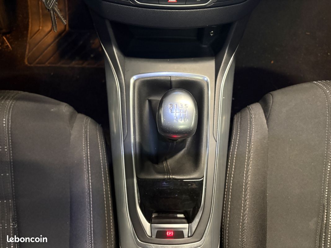 PEUGEOT 308 1.2 130ch ALLURE - Toit panoramique - Suivi complet - Climatisation (image 15)