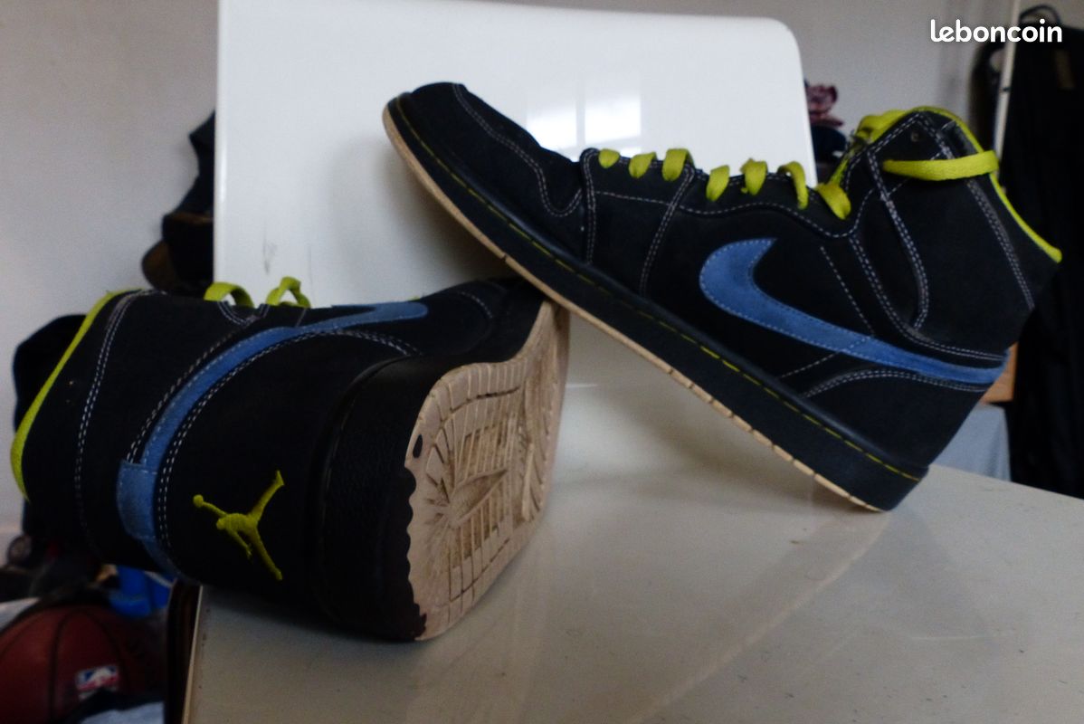 Jordan 1 retro black cyber blue saphire t46 (image 3)