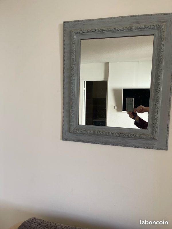 Ancien miroir mural rococo en résine dorée - H55 cm